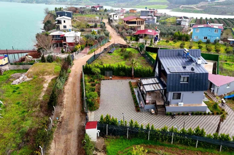 Kaçak yapı gerekçesiyle yıkım kararı verilen göl kenarındaki mahallede protesto