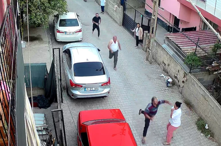 Kaçan şahsı tutmaya çalışan kadın yumruk yedi