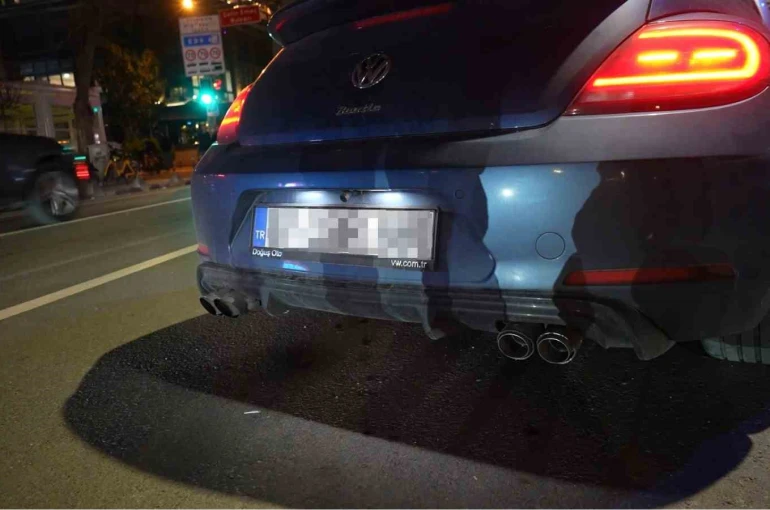 Kadıköy’de abartı egzoz denetimi: Araçlara ceza yağdı 