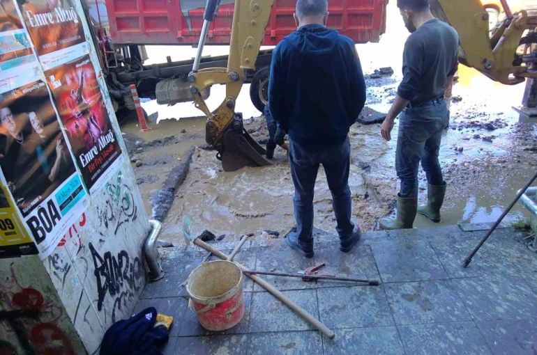 Kadıköy’de ait su borusu patladı, yollar göle döndü 