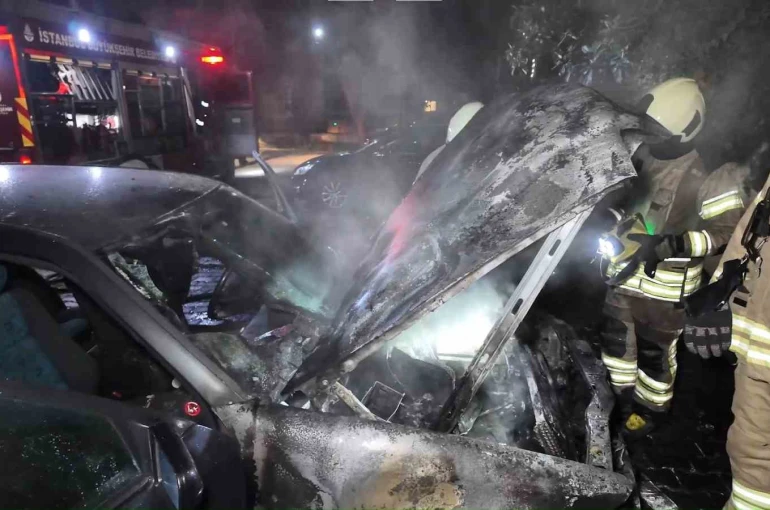 Kadıköy’de apartman otoparkında otomobil alev aldı