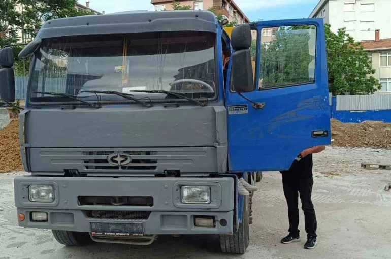 Kadıköy’de boş arsaya kaçak toprak döken plakasız kamyona 287 bin lira ceza