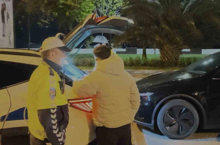 Kadıköy’de drift şovu yapan sürücüler yakalandı
