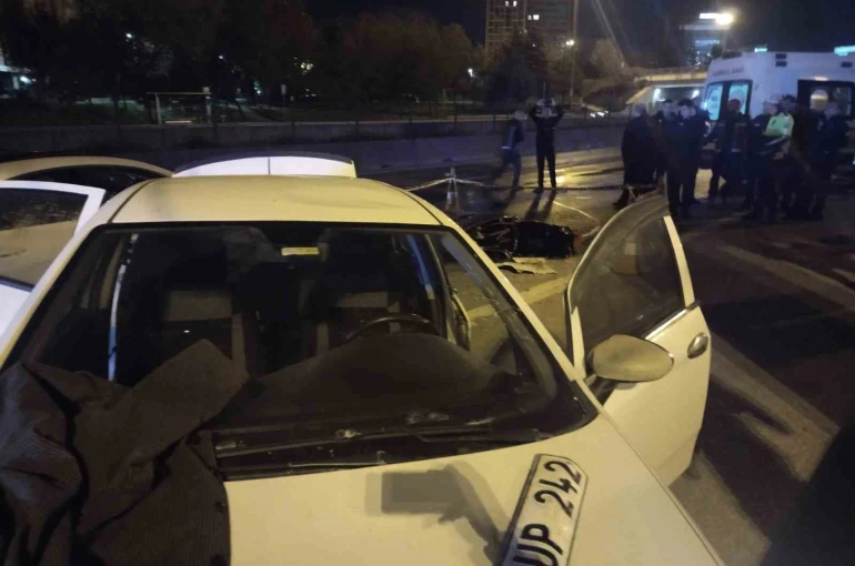 Kadıköy’de emniyet şeridindeki sürücüye otomobil çarptı: 1 ölü 