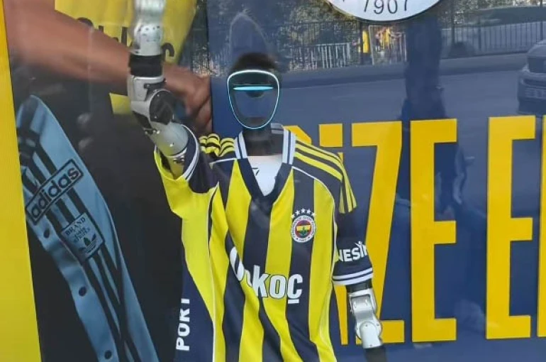 Kadıköy’de Fenerbahçe forması giyen robot ilgi odağı oldu 