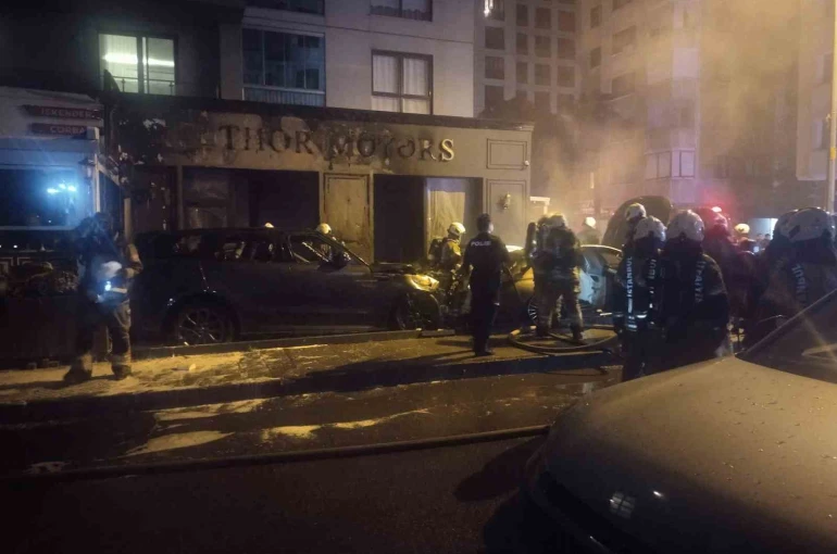 Kadıköy’de galeri önündeki park halindeki araçlar alev alev yandı 
