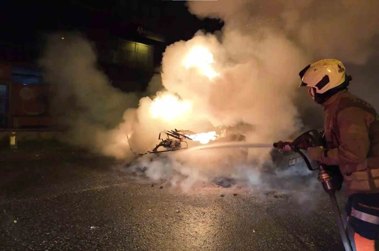 Kadıköy’de korkutan yangın: Motosiklette başladı, otomobile sıçradı 