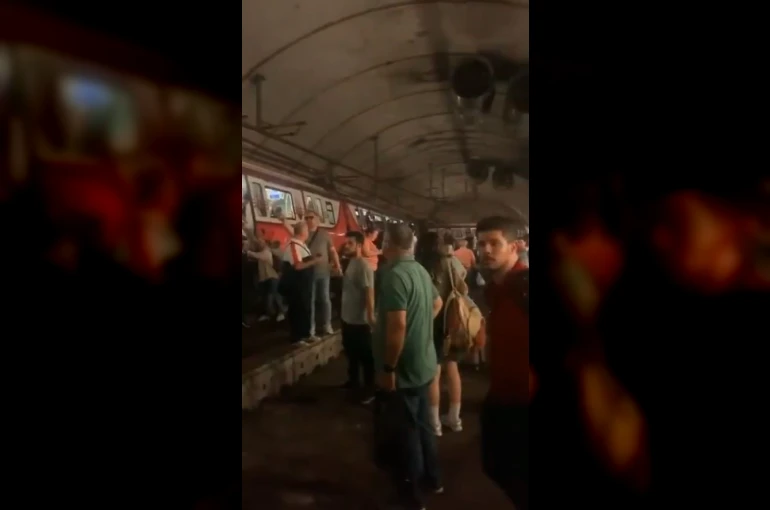 Kadıköy’de metro raydan çıktı, yolcular raylardan yürüyerek tahliye edildi