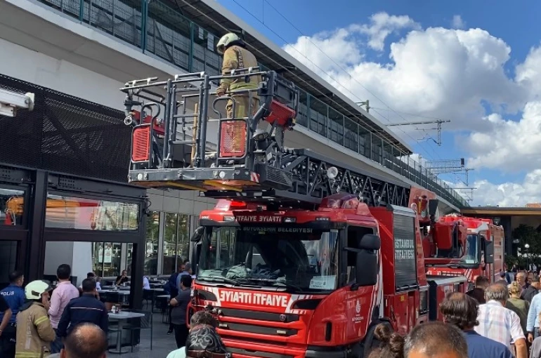 Kadıköy’de restoranda baca yangını paniğe neden oldu