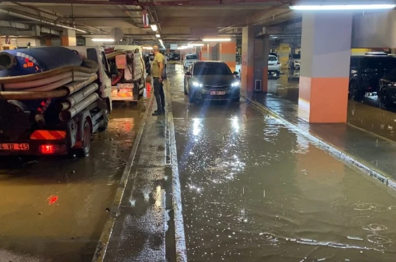 Kadıköy’de su borusu patladı: AVM otoparkı göle döndü 