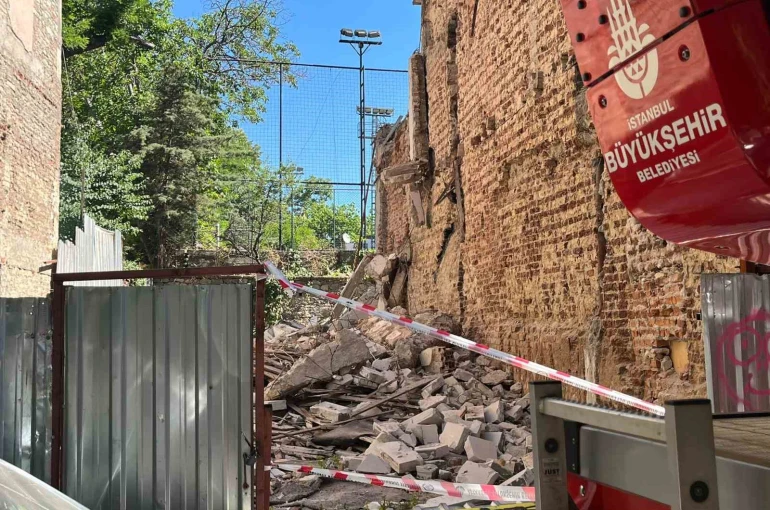 Kadıköy’de yıkım sırasında 2 işçi göçük altında kaldı 