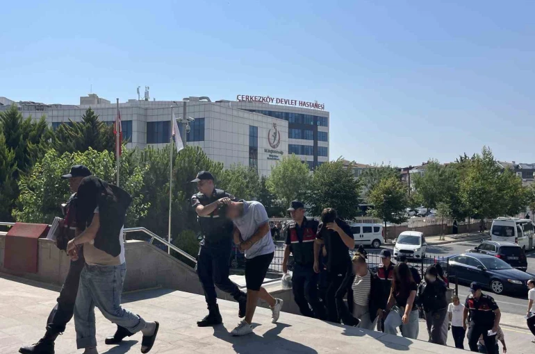 Kadın kıyafeti giydirip şantaj yaptılar: 6 gözaltı