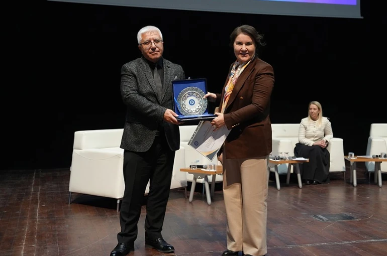 "Kadın Liderliği ve Anadolu’nun Geleceği" Uşak Üniversitesi’nde ele alındı 