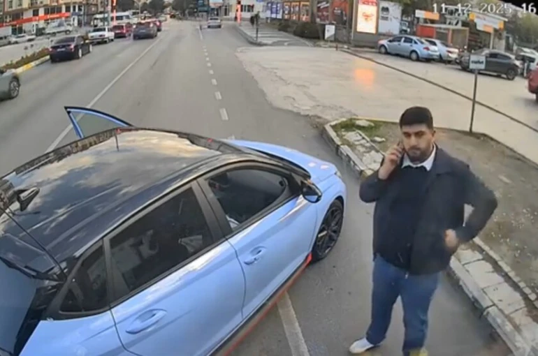 Kadın şoförün kullandığı otobüsün önünü kesen genç, "maganda" ilan edilmesine tepki gösterdi 