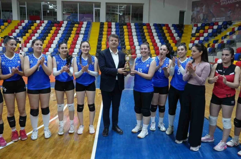 Kadın voleybol takımı namağlup şampiyon oldu