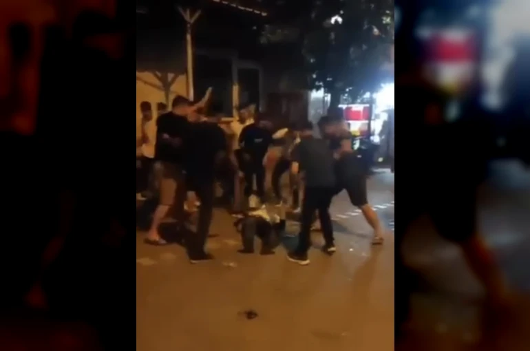 Kadını darp eden adamı mahallelinin linç anları kamerada
