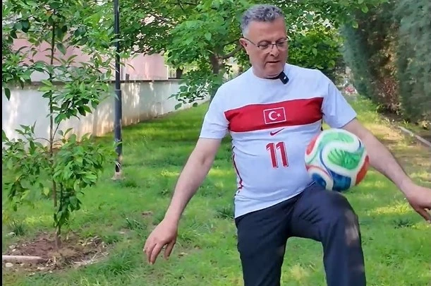Kadınıyla erkeğiyle top sektirdiler, milli takıma moral verdiler 