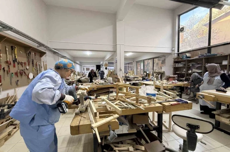 Kadınlar ahşap atölyesinde hem öğreniyor hem üretiyor 
