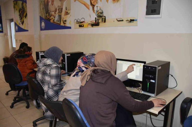 Kadınlar çocuklarıyla hayallerini tasarlıyor 