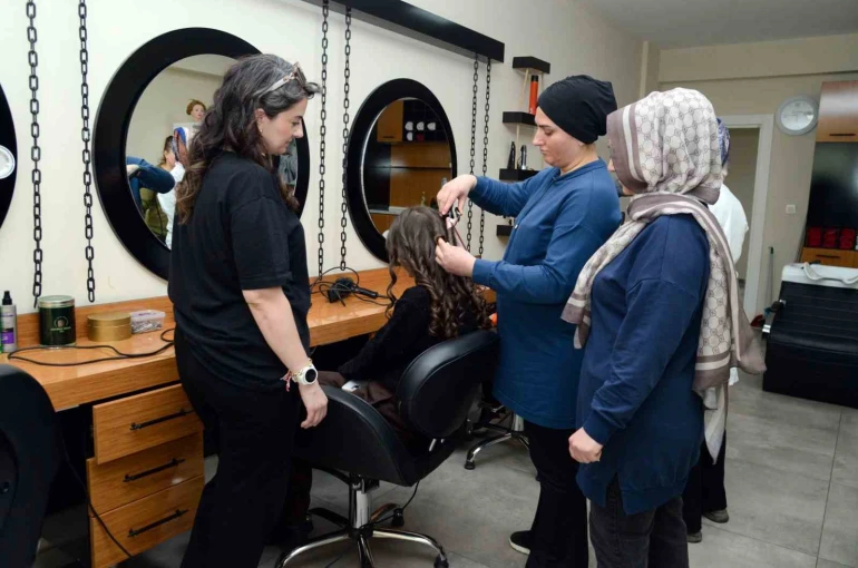 Kadınlar DİSMEK’te meslek öğreniyor 