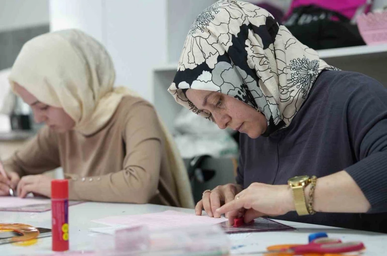Kadınlar hem öğreniyor hem aile bütçelerine katkı sağlıyor 