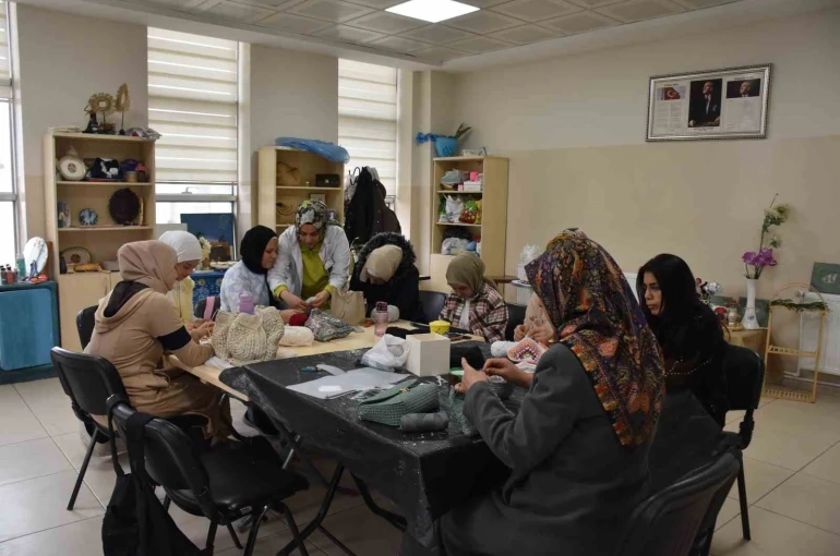 Kadınlar hem öğreniyor hem aile bütçesine katkı sağlıyor 