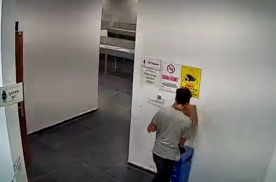 Kadınlar tuvaletindeki hırsızlık kameralara yansıdı