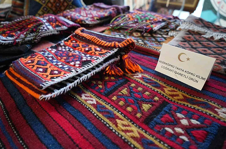 Kadınların el emeğiyle dokuduğu geleneksel kilimler ilgi bekliyor 