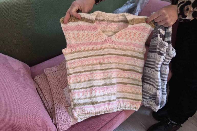 Kadınların ördüğü bebek kıyafetleri ihtiyaç sahibi ailelere hediye ediliyor 