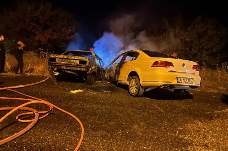 Kafa kafaya çarpışan otomobiller alev aldı: 2 yaralı 