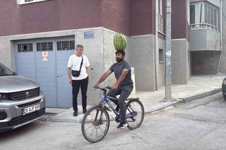 Kafasında 40 kiloluk karpuz varken bisiklet sürüyor, halay çekiyor, koşuya katılıyor