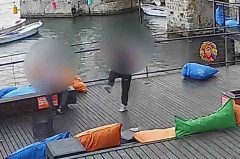 Kafenin eşyalarına zarar verdiler: O anlar güvenlik kamerasında