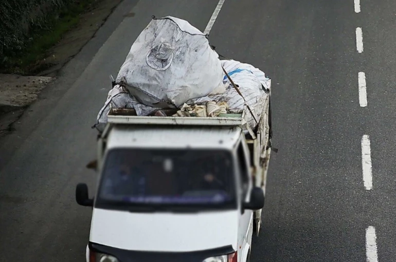 Kağıt taşıyan araçtan Kur’an-ı Kerim sayfaları savruldu: 2 kişi hakkında işlem başlatıldı 