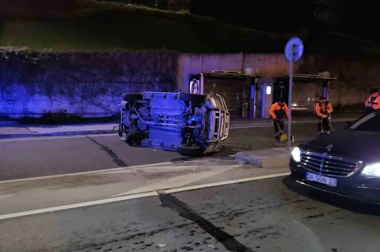 Kağıthane’de alkollü sürücü viyadükte kazaya neden oldu: Cip yan yattı 
