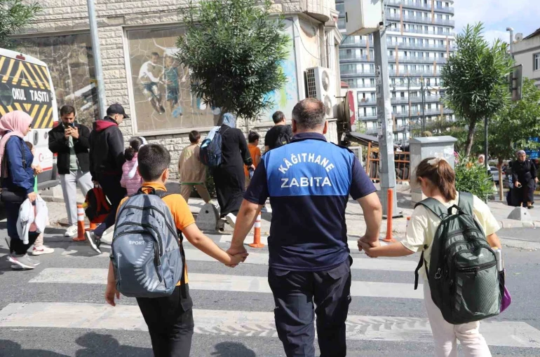 Kağıthane’de çocukların güvenliği için okul önlerinde denetimler sıklaştırıldı 