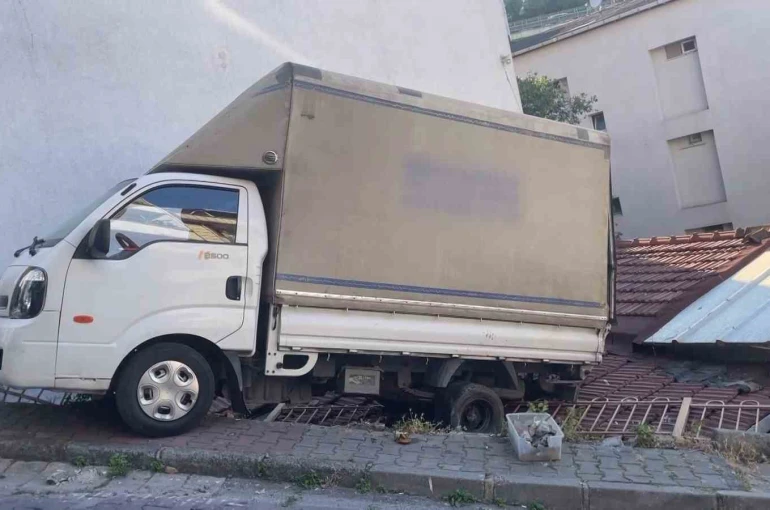 Kağıthane’de geri kayan kamyonet evin çatısına düştü 