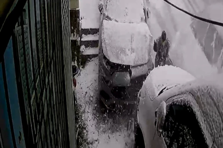 Kağıthane’de inanılmaz kurtuluş kamerada: İki aracın arasında kalmaktan son anda kurtuldu 