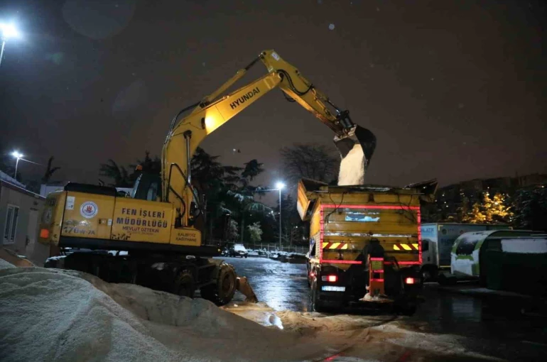 Kağıthane’de karla mücadele çalışmaları aralıksız sürüyor