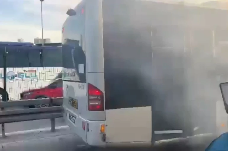 Kağıthane’de metrobüste yangın çıktı 