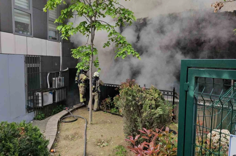 Kağıthane’de metruk binada başlayan yangın yanındaki binaya sirayet etti: 1 yaralı 