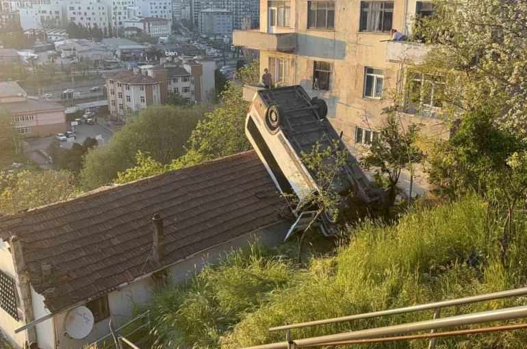 Kağıthane’de servis aracı gecekondunun çatısına uçtu: 1 yaralı 