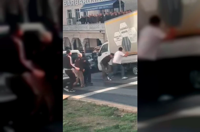 Kağıthane’de yol verme tartışması bıçaklı kavgaya dönüştü: O anlar kamerada 