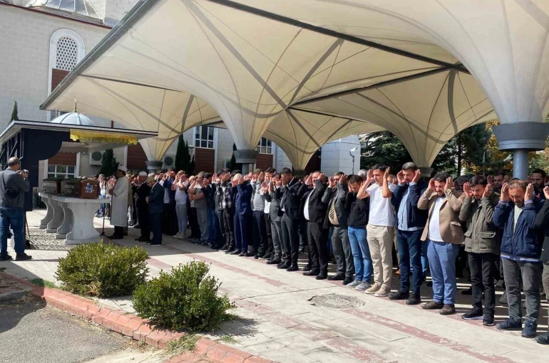 Kahramankazan’daki trafik kazasında hayatını kaybeden kardeşler son yolculuğuna uğurlandı 