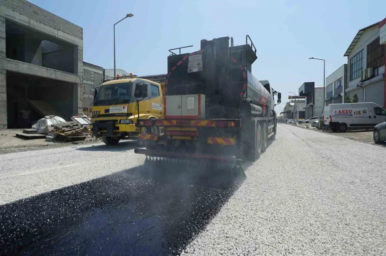 Kahramanmaraş Büyükşehir Belediyesi’nden Yeni Sanayi Sitesi’nde asfalt mesaisi