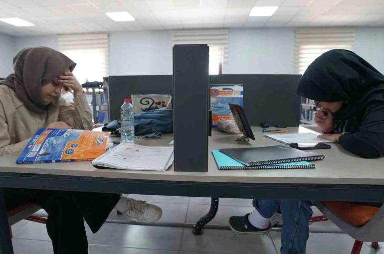 Kahramanmaraş kütüphanelerinde gençler sınava hazırlanıyor