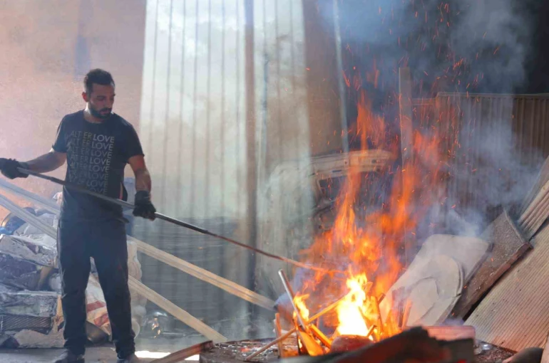 Kahramanmaraş’ta bunaltıcı sıcağa rağmen ateşin başında zorlu mesai