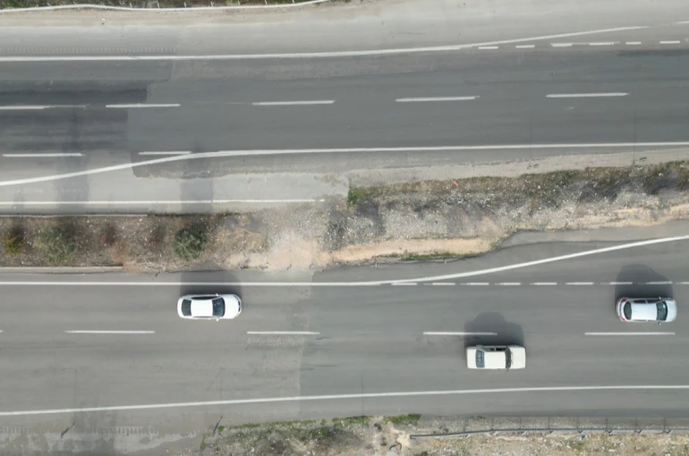 Kahramanmaraş’ta depremde 7 metre kayan yol dikkat çekiyor