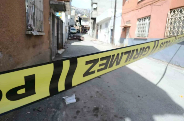 Kahramanmaraş’ta fırtına çatıları uçurdu