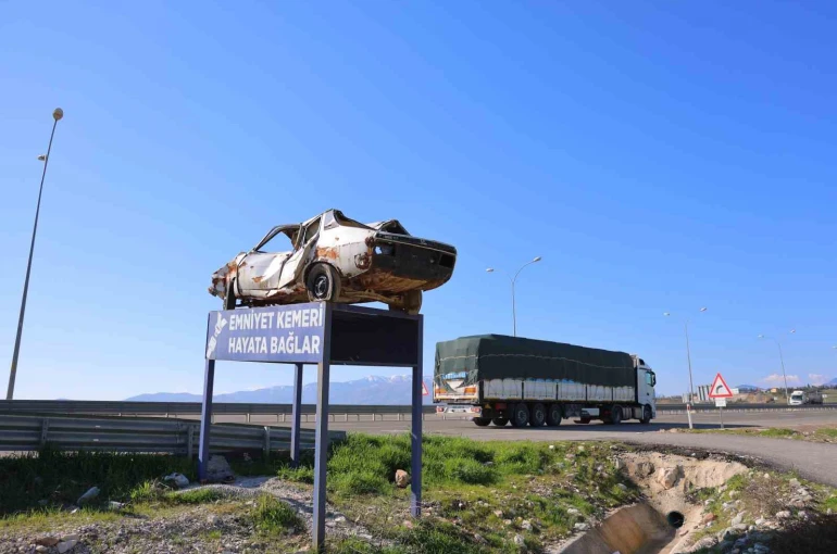 Kahramanmaraş’ta kaza yapmış araçlarla trafik farkındalığı oluşturuluyor 