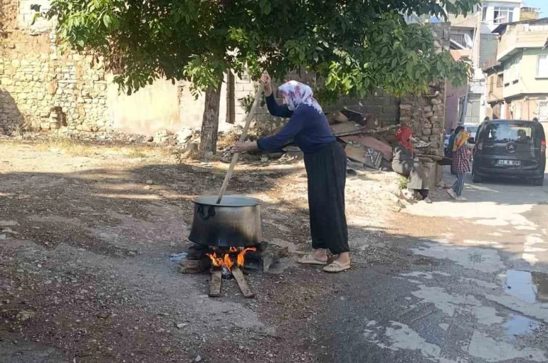 Kahramanmaraş’ta mahalle sakinleri Muharrem ayında kazan başında buluştu